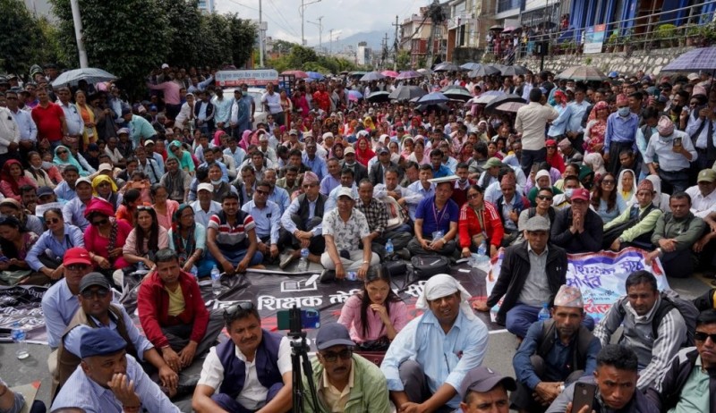 आन्दोलनरत शिक्षकहरू आज सडकमा लम्पसार भएर सुत्ने